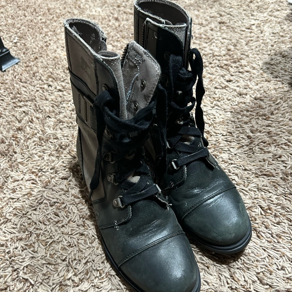 Black Combat Boots with Rugged Style and Lace-Up Front